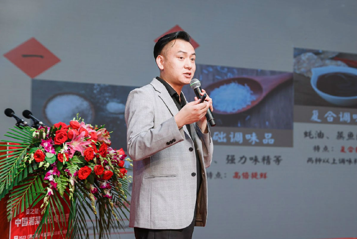 何青.jpg 爱丫爱丫影院